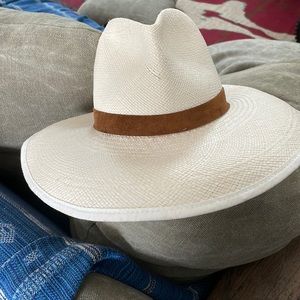 Janessa Leone hat